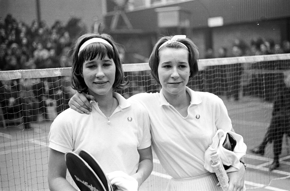 Internationale Badmintonkampioenschappen te Haarlem Links B Flindt en rechts m, Bestanddeelnr 914-8058