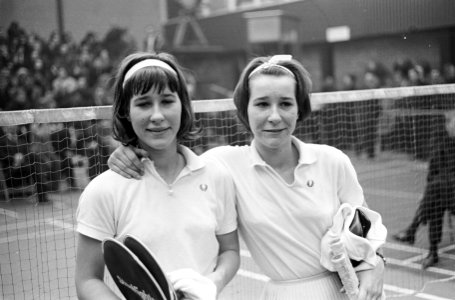 Internationale Badmintonkampioenschappen te Haarlem Links B Flindt en rechts m, Bestanddeelnr 914-8058