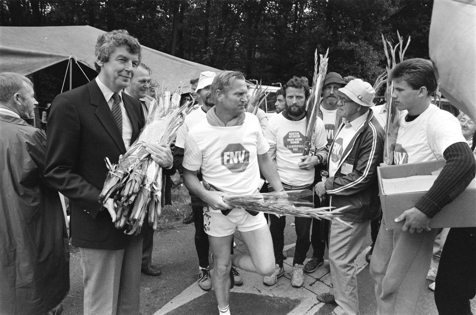 Intocht vierdaagse Nijmegen Wim Kok verwelkomt FNV-deelnmers, ook opdracht FNV, Bestanddeelnr 933-0364
