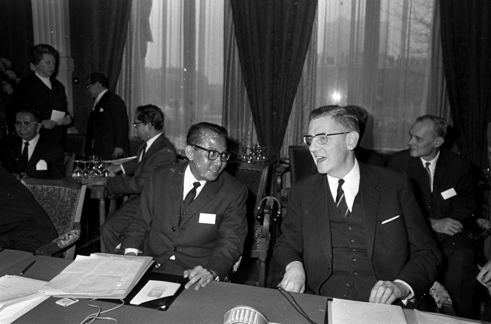 Internationale Conferentie Ontwikkelingshulp in Amstel Hotel . Minister Udink in, Bestanddeelnr 920-8699
