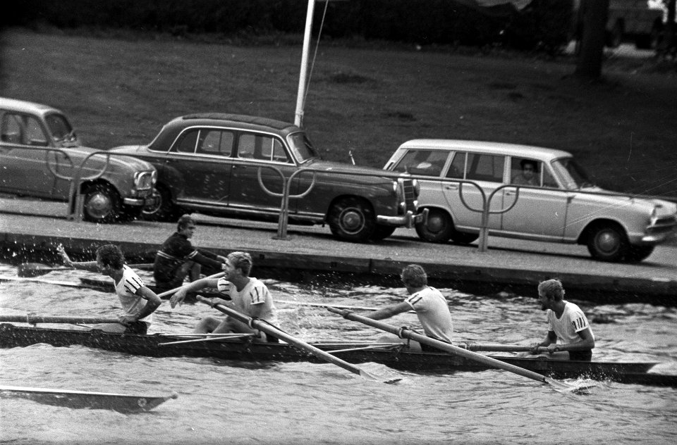 Internationale Bosbaanregatta vier met stuurman van Nereus na de finish, Bestanddeelnr 923-7016
