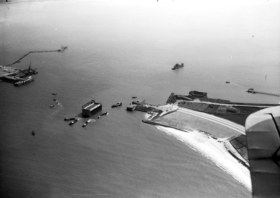 Invaren van caissons in het Veerse Gat . Luchtfotos, Bestanddeelnr 912-3449
