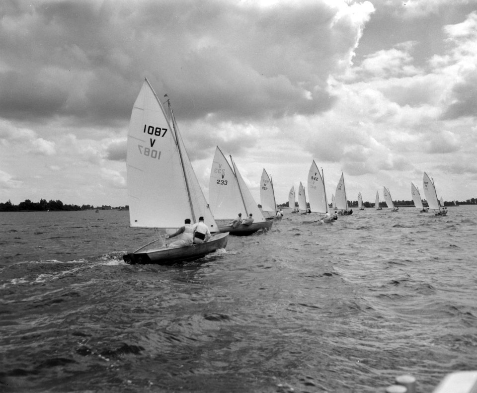 Internationale Holland Week I begonnen, de Vrijheidsklasse op de Loosdrechtse pl, Bestanddeelnr 918-0235