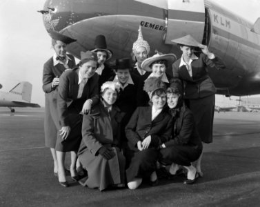 Internationale hoedententoonstelling op Schiphol Mannequins voor vliegtuig, Bestanddeelnr 908-3020