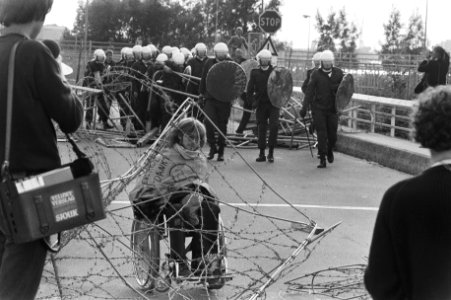 Invalide demonstreert op de brug bij de centrale, Bestanddeelnr 931-6905