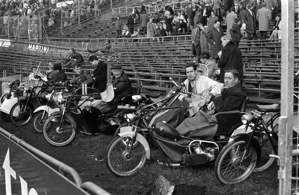 Invalide-voetballiefhebbers voor het laatst in Olympisch Stadion hier in hun wag, Bestanddeelnr 921-8434