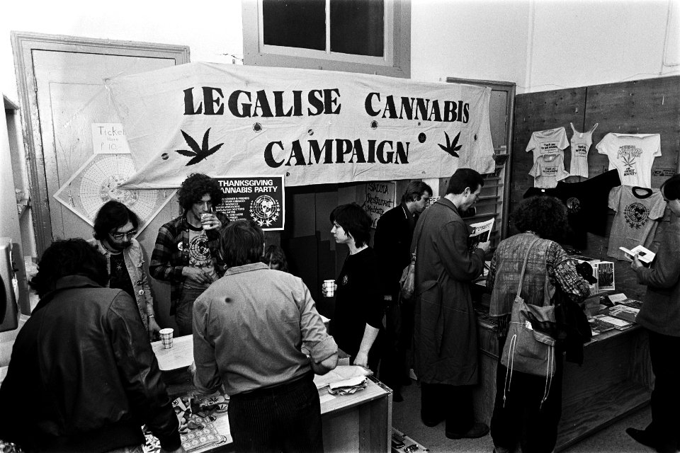Internationale conferentie over legalisatie van hasj in Amsterdam stands met , Bestanddeelnr 930-6632
