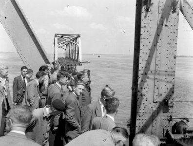 Invaren nieuwe brugdeel spoorburg Moerdijk, Bestanddeelnr 907-1720