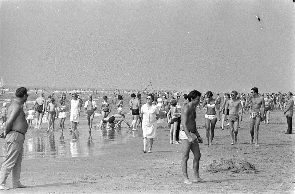 Invasie aan Noordzeestrand. Zandvoort omstreeks 14.00u. zondag, Bestanddeelnr 920-5068