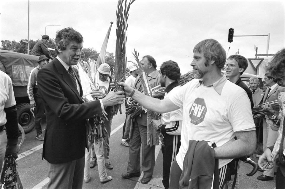 Intocht vierdaagse Nijmegen Wim Kok verwelkomt FNV-deelnmers, ook opdracht FNV, Bestanddeelnr 933-0363