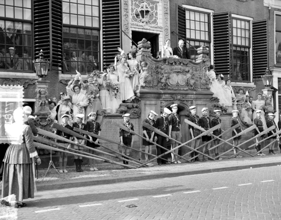 Intocht Zeilkoningin Sneek mej. B. van Wieren, Bestanddeelnr 907-7813