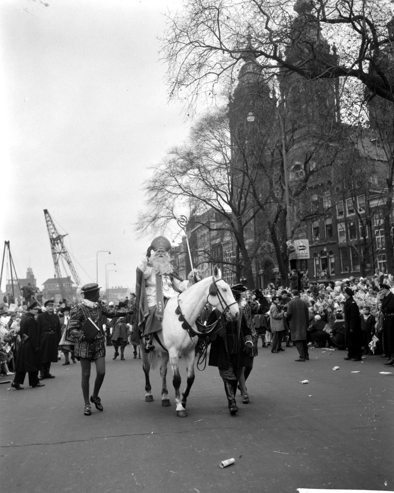 Intocht van Sint Nicolaas in Amsterdam Bij Sint Nicolaaskerk, Bestanddeelnr 913-1985
