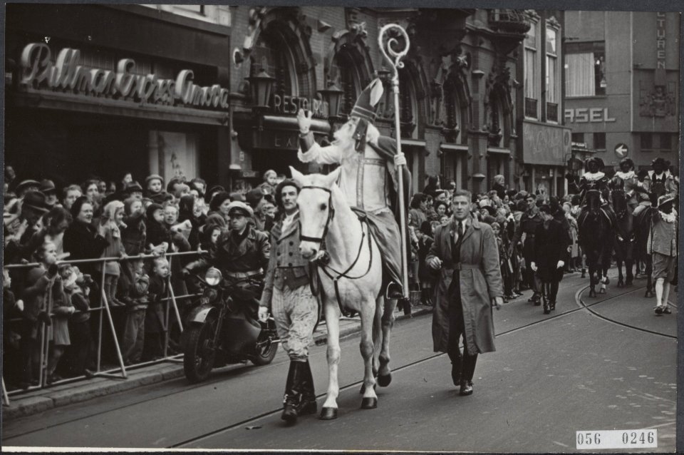 Intocht van Sint-Nicolaas te Den Haag De goedheiligman op de Groenmarkt, Bestanddeelnr 056-0246