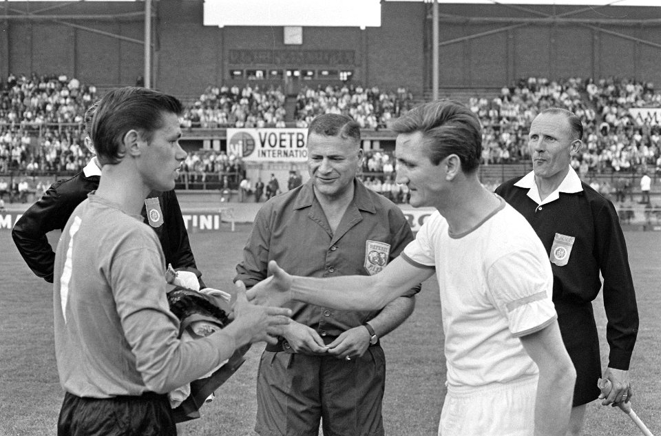Intertoto, DWS tegen Strasbourg 4-1, Leo Horn met aanvoerders tijdens toss, Bestanddeelnr 919-2566