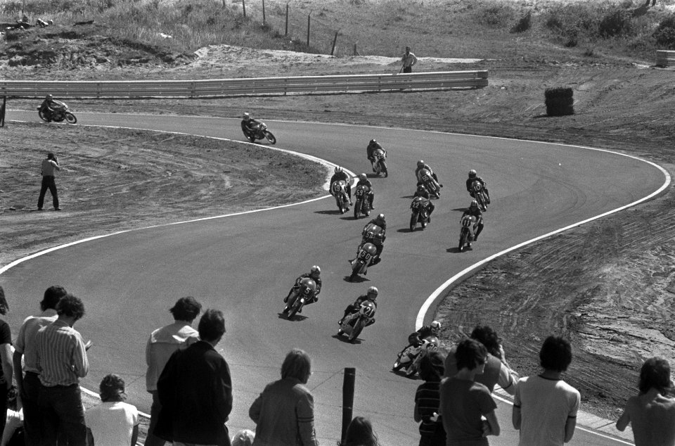 Internationale Motorraces op vernieuwd circuit van Zandvoort, motorrenners gaan , Bestanddeelnr 926-5347