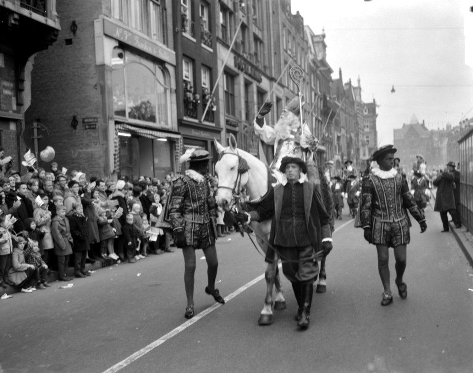 Intocht van Sint Nicolaas in Amsterdam De stoet op het Rokin, Bestanddeelnr 913-1990