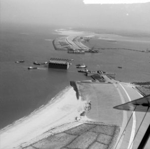 Invaren van caissons in het Veerse Gat . Luchtfotos, Bestanddeelnr 912-3448