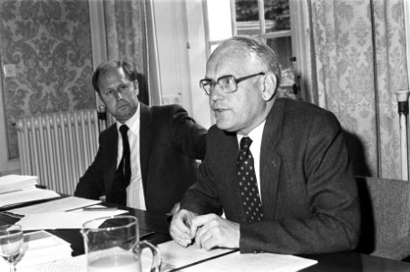 Ir. Th. Quené (voorzitter), links drs. H. van Stiphout, Bestanddeelnr 932-3151