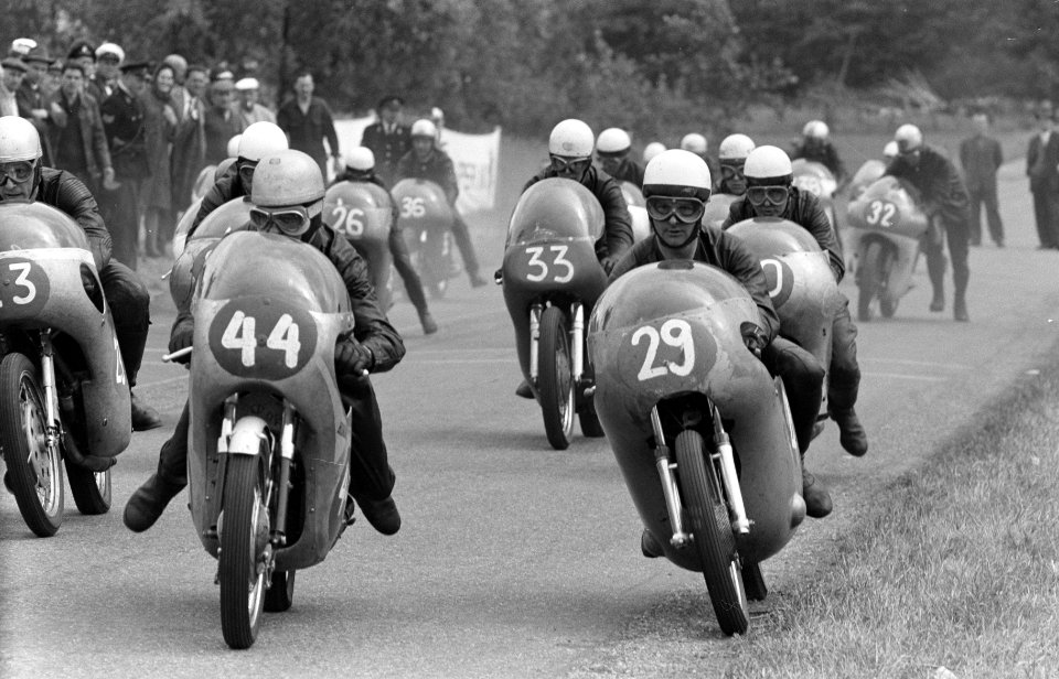 Internationale motorrace circuit Tubbergen Cees van Dongen (nr 44) vooraan, Bestanddeelnr 914-0125