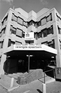 Invallen van de FIOD bij kantoren van Verenigde Spaarbank in Nieuwegein en Amste, Bestanddeelnr 933-1048