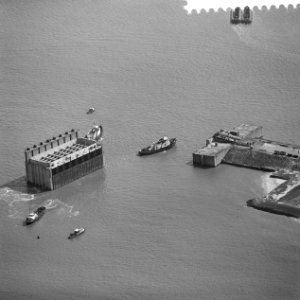 Invaren van caissons in het Veerse Gat . Luchtfotos, Bestanddeelnr 912-3444