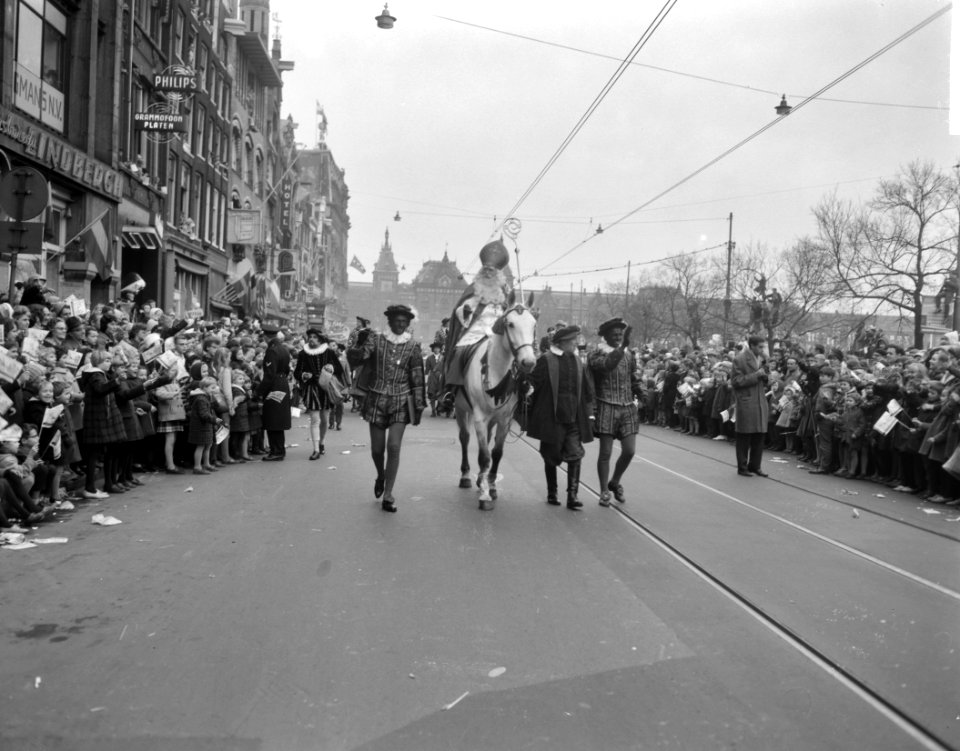 Intocht van Sint Nicolaas in Amsterdam De stoet op het Damrak, Bestanddeelnr 913-1991