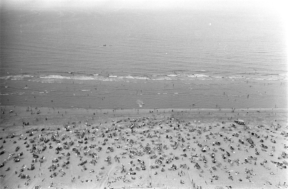 Invasie aan Noordzeestrand. Zandvoort omstreeks 14.00u. zondag, Bestanddeelnr 920-5069