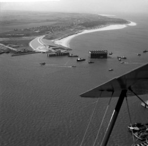 Invaren van caissons in het Veerse Gat . Luchtfotos, Bestanddeelnr 912-3450