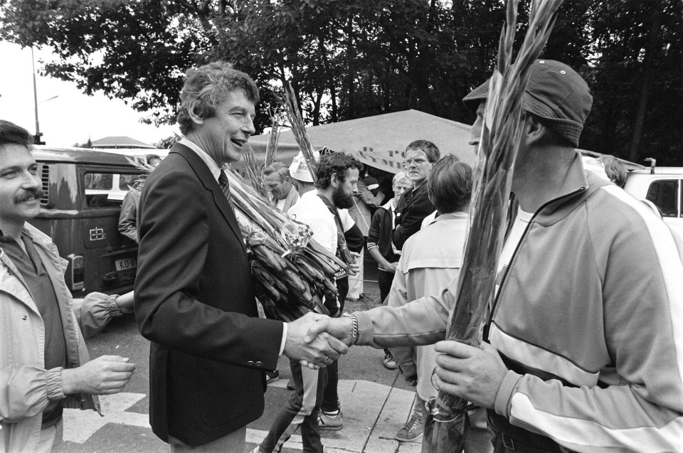Intocht vierdaagse Nijmegen Wim Kok verwelkomt FNV-deelnmers, ook opdracht FNV, Bestanddeelnr 933-0366