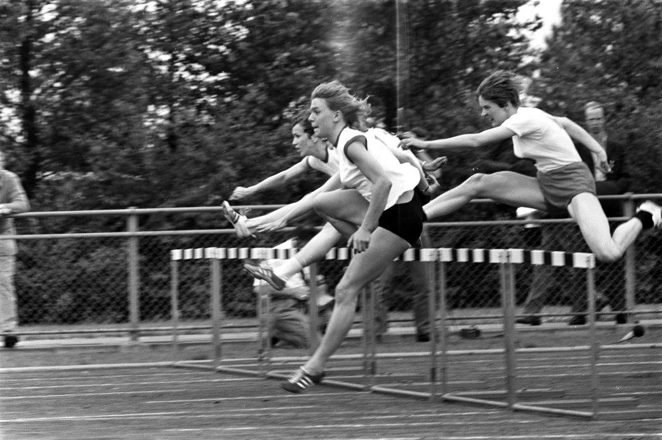 Internationale atletiekwedstrijden in Ookmeer, Amsterdam Mieke Sterk (links) gaa, Bestanddeelnr 922-4580