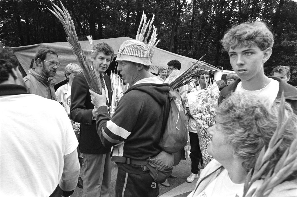Intocht vierdaagse Nijmegen Wim Kok verwelkomt FNV-deelnmers, ook opdracht FNV, Bestanddeelnr 933-0365