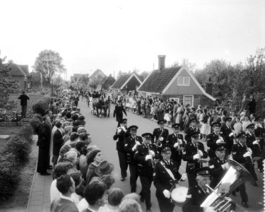 Intocht van Victor Silvester in Blokker t.g.v. het muziekfestival, Bestanddeelnr 910-3531