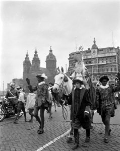 Intocht van Sint Nicolaas in Amsterdam Bij Sint Nicolaaskerk, Bestanddeelnr 913-1984