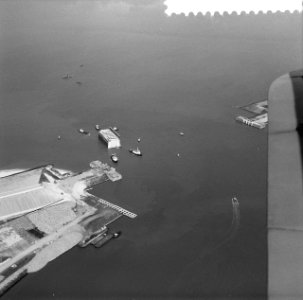 Invaren van caissons in het Veerse Gat . Luchtfotos, Bestanddeelnr 912-3446