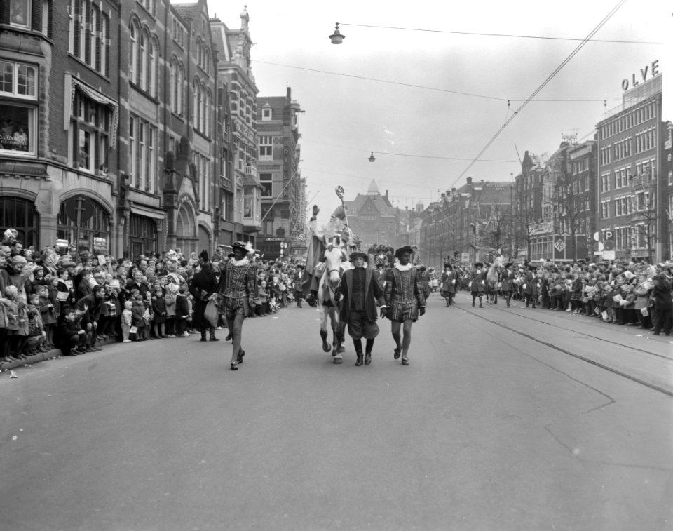 Intocht van Sint Nicolaas in Amsterdam De stoet op het Rokin, Bestanddeelnr 913-1989