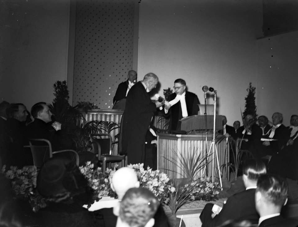 Ir. S. L. Louwes krijgt de bul, Bestanddeelnr 902-6227