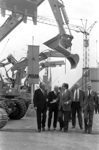 Internationale Bouwbeurs in Utrecht, minister Gruyters tijdens een wandeling, Bestanddeelnr 927-0762