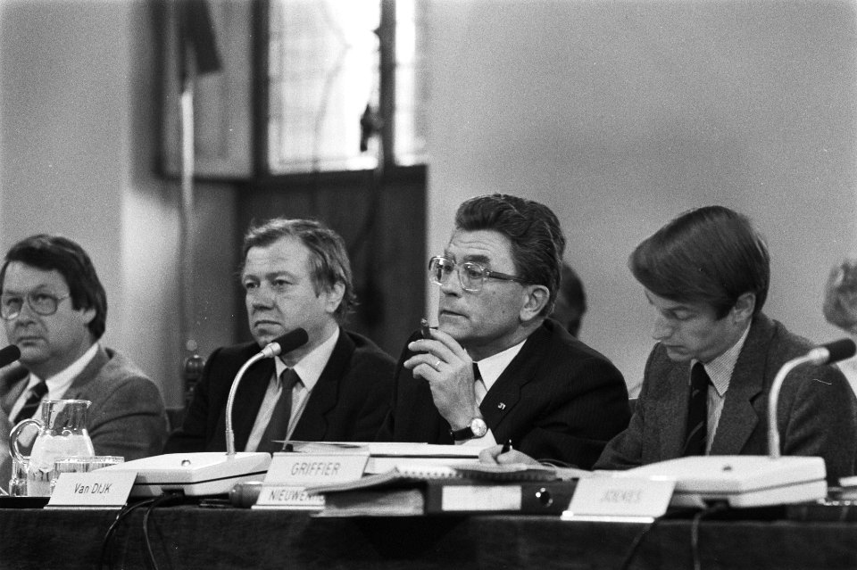 Ir. Stikker , ex-voorzitter raad van bestuur van RSV de commissieleden Van Dam , Bestanddeelnr 932-9565