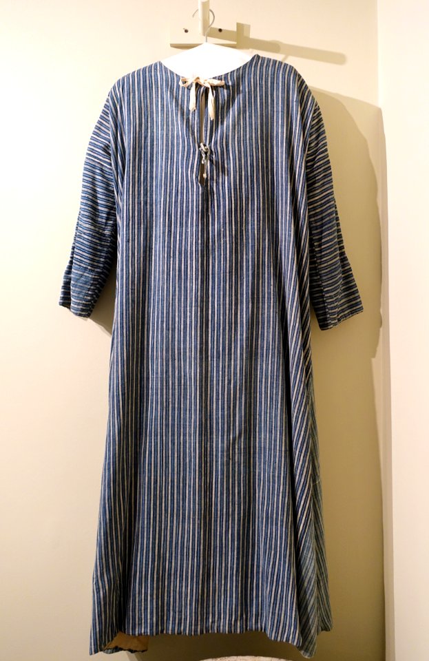 Invalid gown, New England, 1800s, linen - Concord Museum - Concord, MA - DSC05878