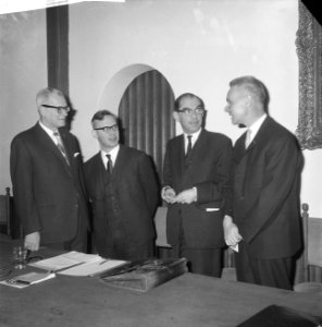 Internationale bijstandbespreking vlnr professor E de Vries professor Mr d, Bestanddeelnr 913-6641
