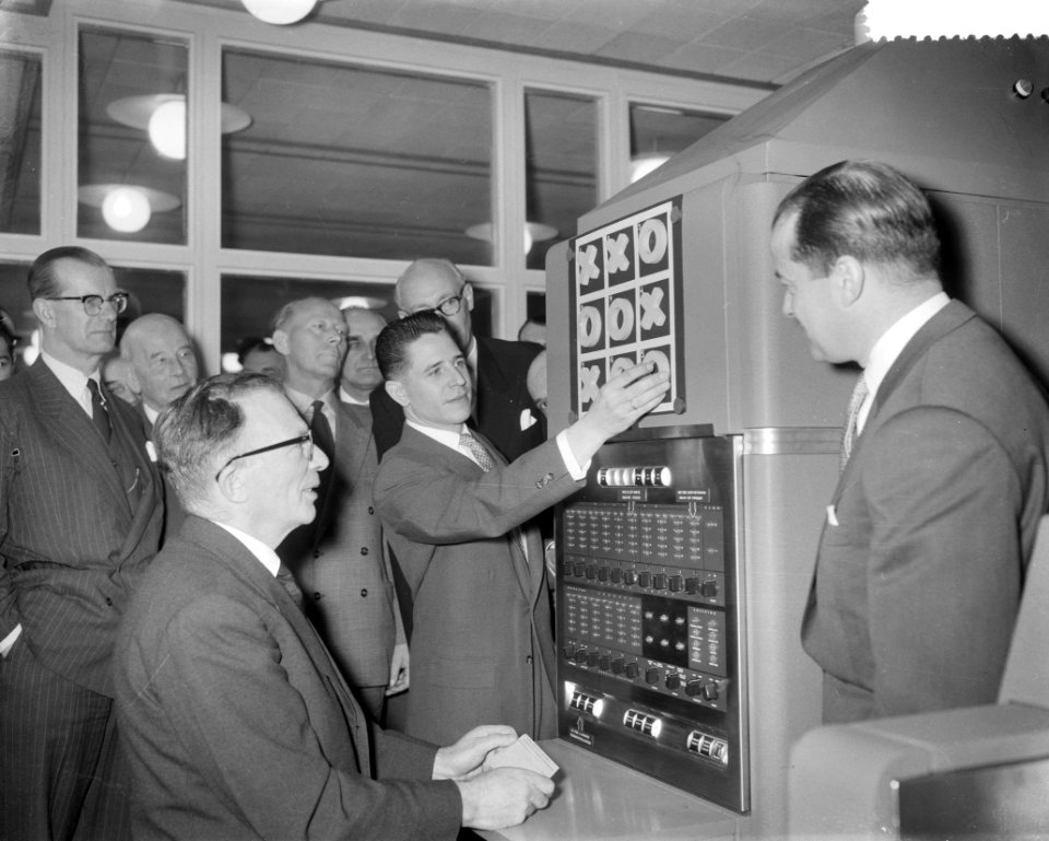 Ir A W van der Plassche van de Nederlandse Heide Maatschappij stelt elektroni, Bestanddeelnr 908-4439