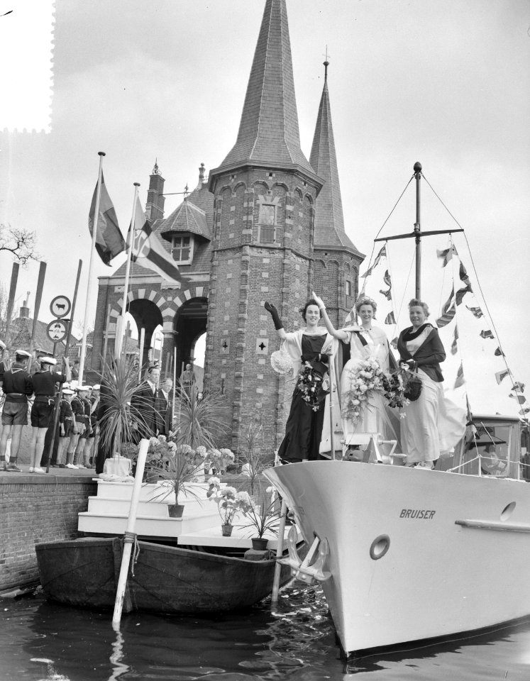 Intocht Zeilkoningin Sneek mej. B. van Wieren, Bestanddeelnr 907-7812