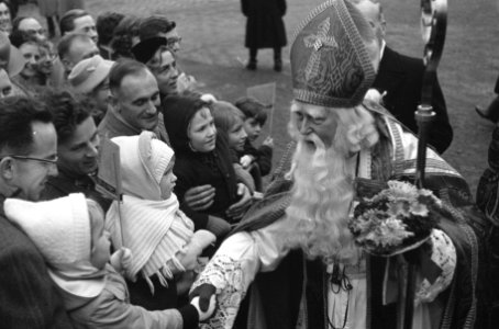 Intocht van Sint Nicolaas te Amsterdam, Sint Nicolaas groet de kinderen, Bestanddeelnr 910-8214
