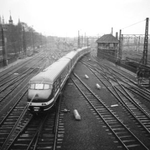 Introductierit van NS met een nieuw vierwagentreinstel, de nieuwe trein met gele, Bestanddeelnr 916-0234