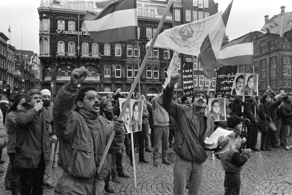 Iraans Verzet demonstreert op Dam, Amsterdam tegen Khomeiniregime in Iran, Bestanddeelnr 933-8834