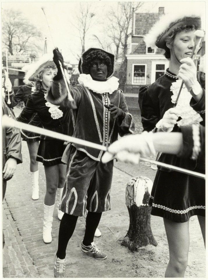 Intocht van Sinterklaas en Zwarte Piet aan de Oostkolk in Spaarndam. NL-HlmNHA 54006843