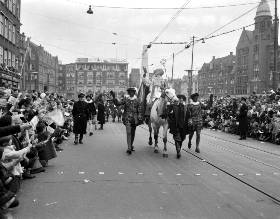 Intocht van Sint Nicolaas in Amsterdam De stoet op de Dam, Bestanddeelnr 913-1992