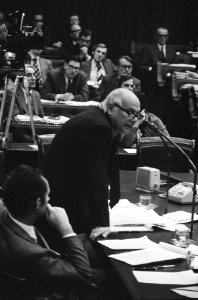 Interpellatie Hans Wiegel over werkloosheid in Tweede Kamer , Den Uyl (r) en Boe, Bestanddeelnr 927-7237