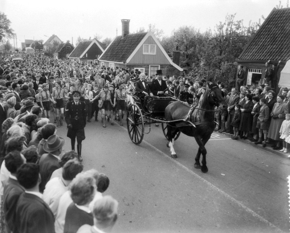 Intocht van Victor Silvester in Blokker t.g.v. het muziekfestival, Bestanddeelnr 910-3532