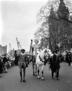 Intocht van Sint Nicolaas in Amsterdam Bij Sint Nicolaaskerk, Bestanddeelnr 913-1986